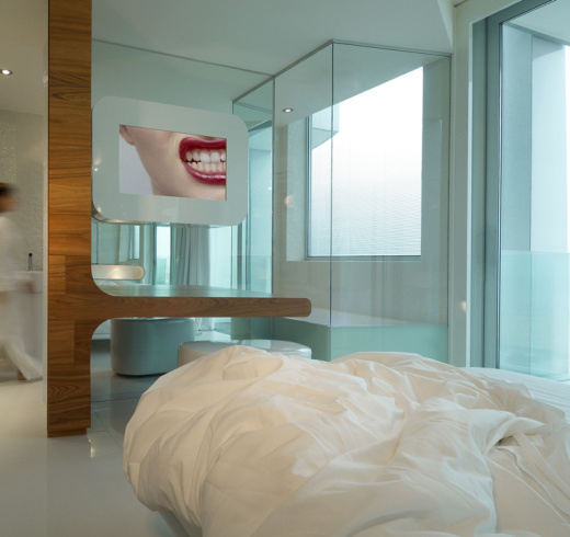 Chambre moderne, bois chaud, verre clair, image d'un sourire, ambiance futuriste.