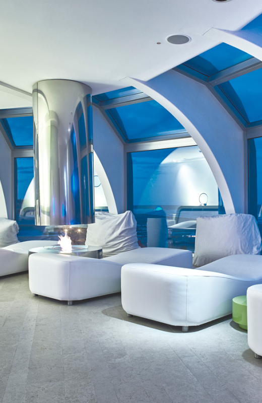 Edificio moderno con piscina e terrazze curve, atmosfera rilassante e lussuosa.