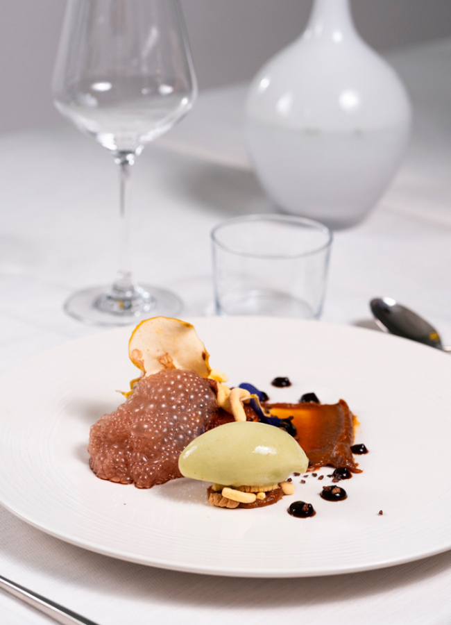 Gourmet-Dessertteller mit Eis, eleganten Dekorationen und raffinierter Atmosphäre.