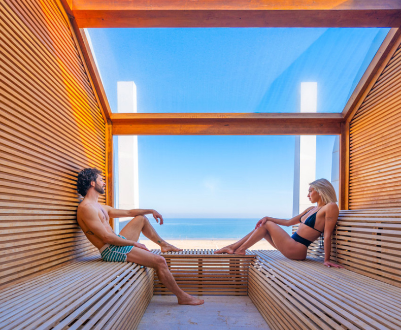 Spa moderna con piscina interna, illuminazione soffusa e design elegante.